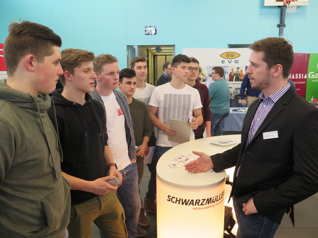 Firmen stellten sich vor an der Andorf Technology School bei der Jobbörse am 7. Februar 2018.