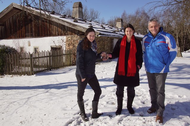 Die bisherige Unterkagererhof- Koordinatorin Viktoria Leibetseder (l) übergibt im Beisein von Vereinsobmann Michael Lehner symbolisch den Unterkagererhof-Schlüssel an ihre Nachfolgerin Veronika Katzlinger aus Haslach.