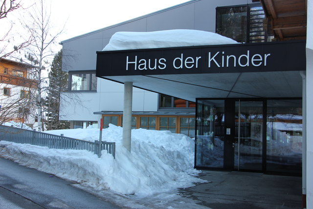 Beim neuen "Haus der Kinder" wird die Straße für mehr Sicherheit verlegt. | Foto: Glenda