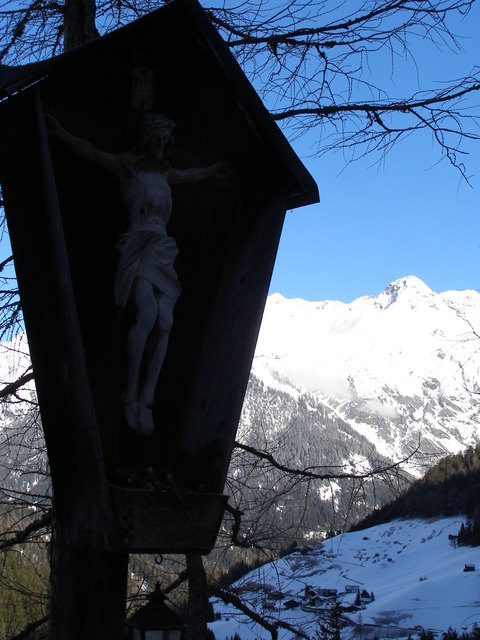 Wegkreuz und Blick auf die Ortschaft Kienberg