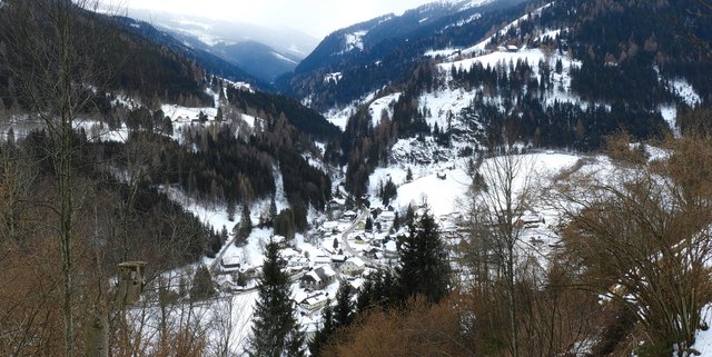 Teile der Ortschaft Ramingstein mit der Zufahrtsstraße zur Karneralm, ein bekanntes Wintersportgebiet. Nicht wenige Bergbauern nehmen hier ein abgeschiedenes Dasein auf sich, mit eher gefährlich erscheinenden Zufahrtswegen, besonders im Winter.