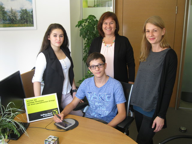 Poly-Schüler beim Schnuppern in der Raika Kirchberg.
