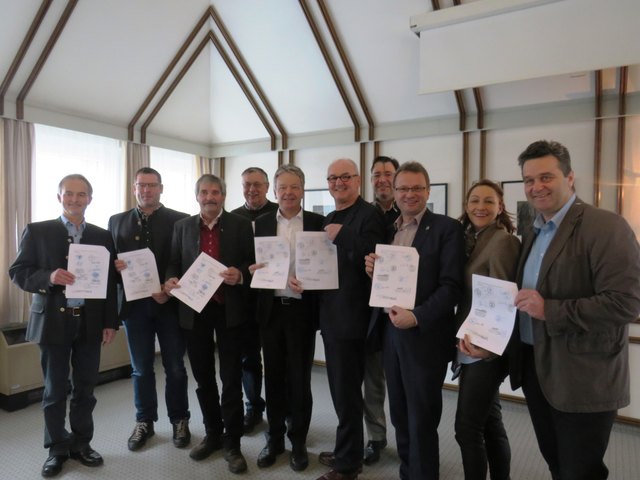 Zuversichtlich: Leitner (li.) und die Bürgermeister des Lammertals und aus dem Salzkammergut haben die Petition unterschrieben.
