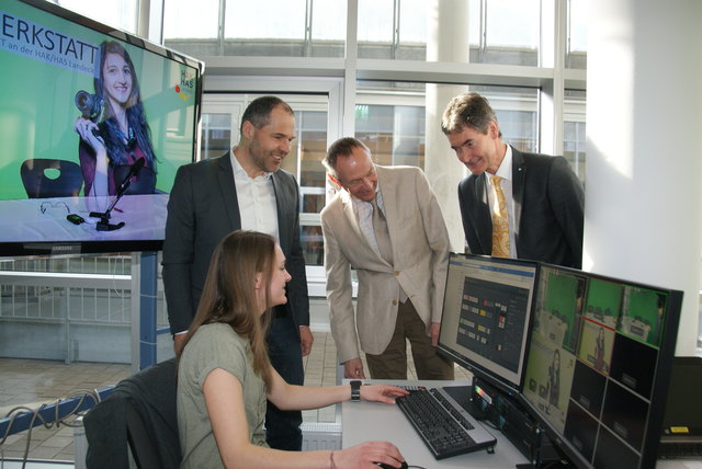 Neue Medien.Werkstatt in der HAK Landeck: Schülerin Theresa Reinalter mit Direktor Reinhold Greuter, LSI Christoph Mayer und Dir. Peter Raphael Schraffl (v.l.).