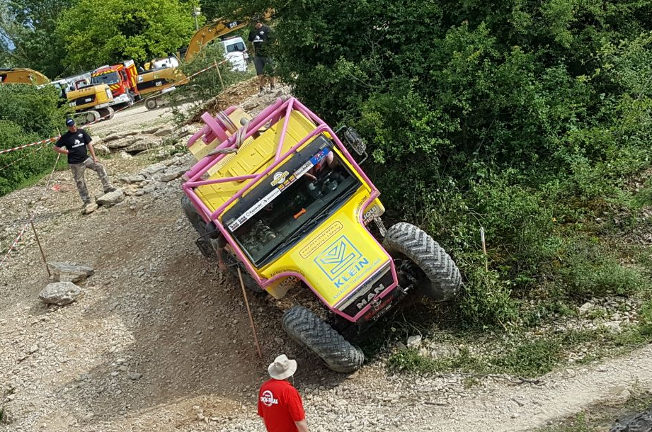 Einmal mit dem Monstertruck über das Gelände brettern.