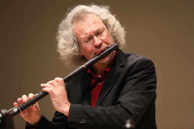 Norbert Girlinger spielt "die Zauberflöte".