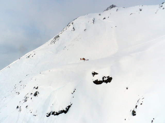 Bei einem erneuten Lawinenabgang im Raum St. Anton wurden zwei Sportler verschüttet. | Foto: ZOOM.TIROL