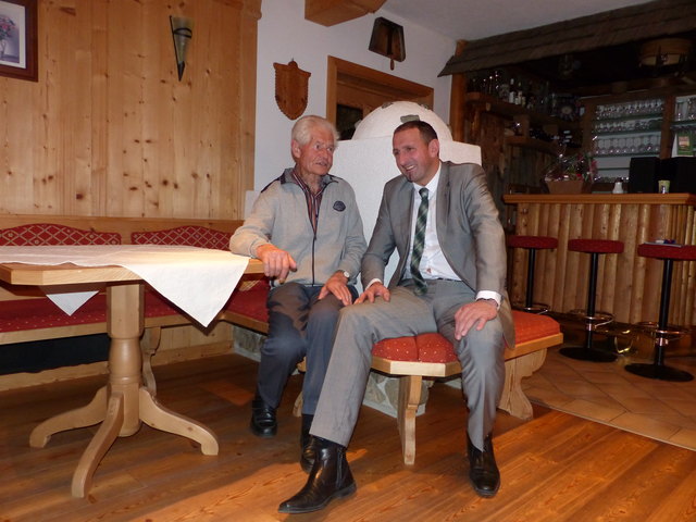 Der Jubilar Anton Klotz mit Bgm. Peter Moritz. | Foto: Gemeinde Kaunerberg