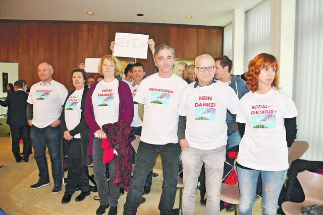 Mitglieder der Bürgerinitiative Niklasdorf bei ihrem Protest im Leobener Rathaus gegen das geplante Krematorium im Dezember 2017. | Foto: Heinz Weeber