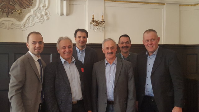 Geschäftsführer Reinhard Winkler (3.v.l.) mit Präsident Josef Hechenberger, Tierzuchtdirektor Rudolf Hußl, Obmann Kaspar Ehammer, Betriebsratsobmann Andreas Gleirscher und Obmann-Stv. Thomas Schweigl. | Foto: Christian Moser