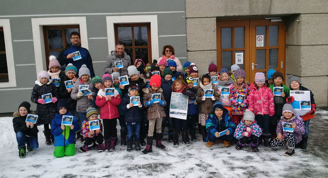 Uttendorfer Volksschüler mit ihrem Schulwegplan; hintere Reihe: DI Hannes Lichtmannegger 
(AUVA), Bürgermeister Hannes Lerchenbaumer und VD Ingrid Steger. | Foto: AUVA