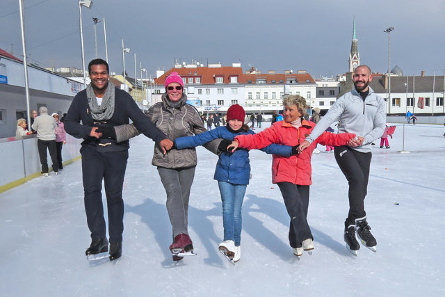 Gemeinsam mit den Trainerinnen Christa Gunsam, Nikola und Inge Strell-Herr wagen sich Chuma und Stefan an die Abschlusspose.