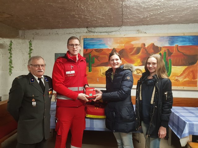 Bei der Defi-Übergabe: Helmut Schallek und Marc Flonner mit Christine und Magdalena Freismuth | Foto: Theater Kreativ