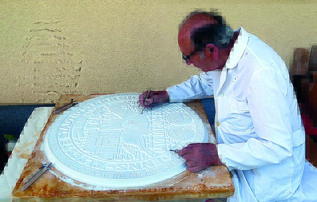 Es braucht eine ruhige Hand und ein scharfes Auge, um solche Arbeiten wie Stahlschnittkünstler Fritz Mayr anzufertigen. | Foto: Birklbauer