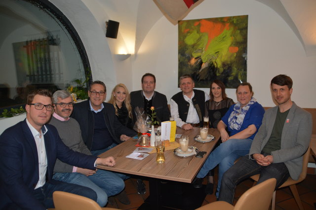 Gemütliche Runde im Nichtraucherbereich des Rathauscafé Telfs, links die Bürgermeister von Telfs (Härting) und Seefeld (Frießer), rechts Olympiaregion-GF Walser und in der Mitte die FPÖ-Funktionäre Abwerzger, Ebenbichler mit Bundesparteichef H.C. Strache (3. v. li.) mit Gattin Philippa Beck.