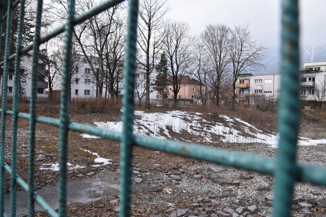 72 Wohnungen und große Gemeinschaftsflächen sollen auf diesem brachliegenden Grundstück entstehen.