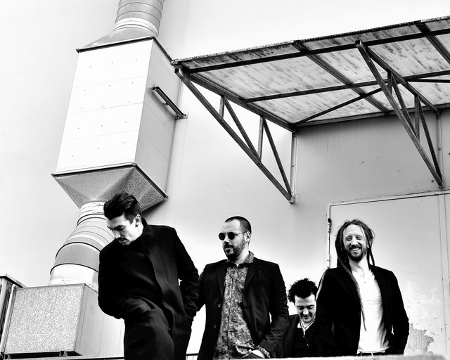 Bassist Shob (rechts) mit seiner Band aus Morgan Berthet (Drums), Tony Lavaud (Keyboards) und Denis Cornardeau (Gitarre) (v.r.n.l.). | Foto: Anoy