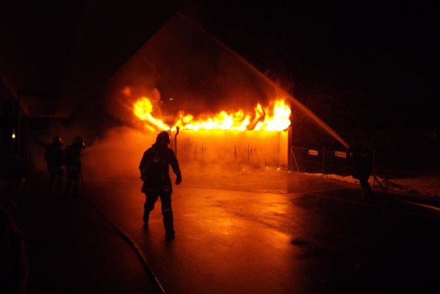 Der Brand brach auf einer Müllsammelstelle direkt neben dem Gesundheitszentrum Jennersdorf aus. | Foto: Stadtfeuerwehr Jennersdorf