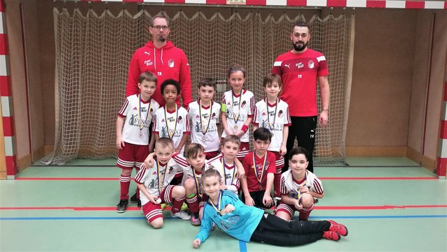 Die erfolgreichen Nachwuchsstars (U8) mit Ihren Trainern | Foto: Anna