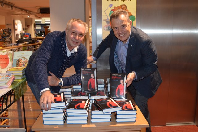 Erik Schinegger und Biograph Claudio Honsal hinterm Bücherberg | Foto: Lehner (35)