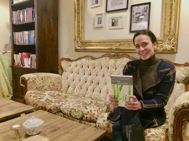 Romana Ledl mit dem gegenwärtigen Buchtipp von Milena Michiko Flašar | Foto: Noël Gaar