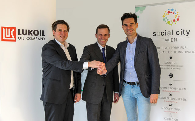 Richard Vrzal (l.) und Emil Diaconu (r.), die beiden Geschäftsführer der Social City Wien, mit Robert Gulla von Lukoil.