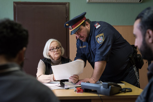 Oberinspektorin Elfriede Jandrasits (Brigitte Kren) und Ortspolizist Boandl (Christoph Krutzler) ermitteln im "Grenzland". | Foto: ORF