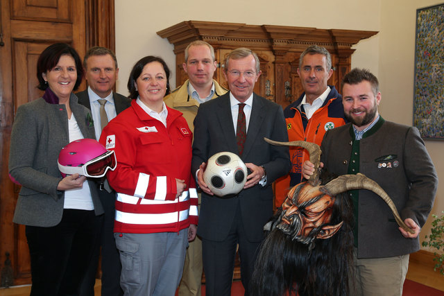 Veronika Scheffer (GF Zauchensee Liftgesellschaft, Bezirksreferentin des Landesverbandes Salzburg der Ö Turn- und Sportunion, Obfrau des Skiclubs Altenmarkt-Zauchensee), Landesamtsdirektor Sebastian Huber, Roberta Thanner (Landes- Freiwilligenkoordinatorin des Roten Kreuzes), Markus Schwab (OFK Grödig), LH Wilfried Haslauer, Christian Schartner (Bergrettung Hallein), Hannes Brugger (Salzburger Heimatvereine, Obmann der Alt Gnigler Krampus Perchten Pass). | Foto: LMZ Franz Neumayr/SB