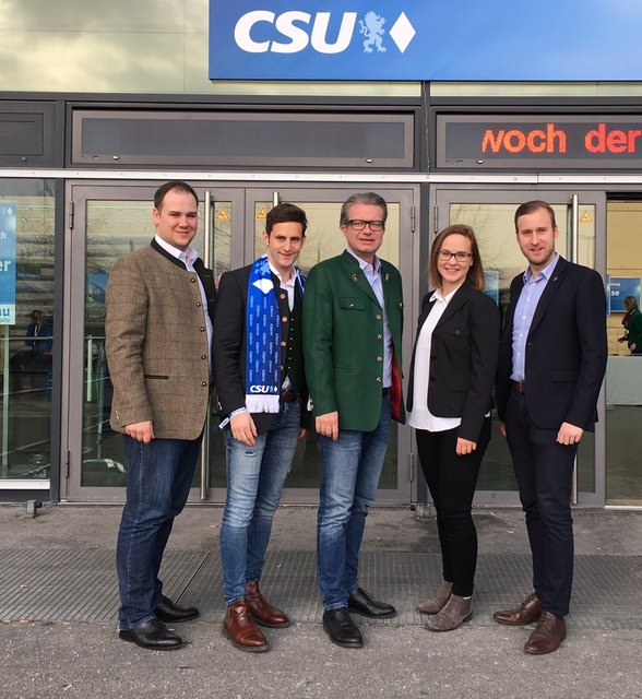 Florian Wöhry, LAbg. Lukas Schnitzer (beide JVP), LR Christopher Drexler, Anna Hopper (JVP Graz), Niklas Lierzer (JVP Deutschlandsberg) beim Politischen Aschermittwoch in Bayern. | Foto: JVP Steiermark