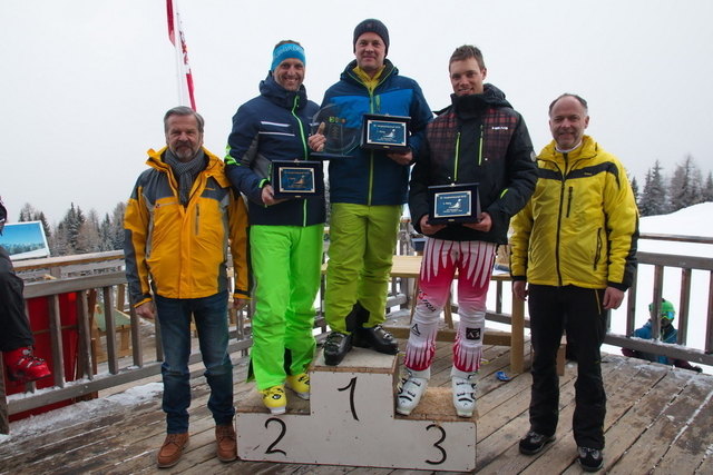Der Wanderpokal ging heuer nach Oberlienz. B.l.: Martin Huber (Bgm. Oberlienz), Jürgen Biedner (Obm. SU Gaimberg), Thomas Lobenwein (Obm. SU Oberlienz), Markus Schwarzl (Sektionsleiter Schi SU Thurn) und Reinhold Kollnig (Bgm. Thurn). | Foto: Ernst Zeiner