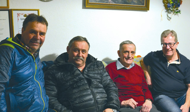 Kameradschaftsführer Peter Walser, Ortsstellenleiter Hubert Walser, Jubilar Friedrich Zangerl und SEG Kdt. Martin Walser (v.l.). | Foto: Rotes Kreuz Ischgl