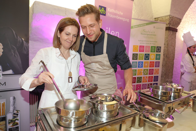 Haubenköchin Johanna Maier mit Sohn Didi | Foto: Franz Neumayr