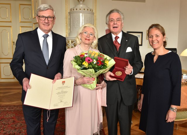 Kommerzialrat Senator Karl-Heinz Müller wurde im Schloss Mirabell das Stadtsiegel in Gold verliehen | Foto: Stadt Salzburg