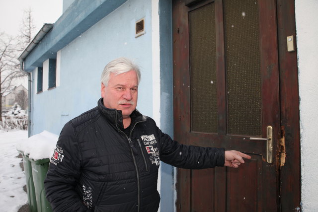 Mario Picalek zeigt: "Über diese Tür kamen die Täter ins Kino."