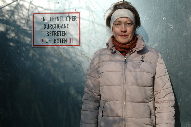 Durchgang verboten: Cora Urban (Neos) möchte wieder am Mauserlweg spazieren können. Doch der Weg ist gesperrt.