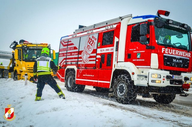 Die Feuerwehr Mooskirchen barg auf der A2 einen Pannenwagen. | Foto: FF Mooskirchen