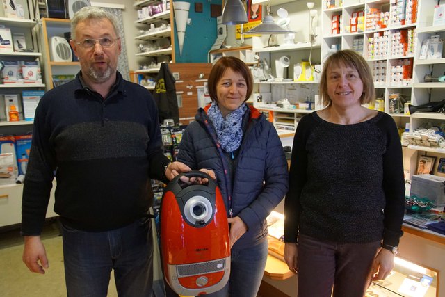 Firmenchef Nikolaus Schmid übergab das Gerät zusammen mit Monika Wögerbauer an die önj Unterkagerer-Sekretärin Monika Pichler (Bildmitte).
