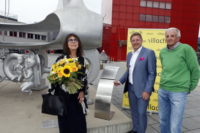 Gironcoli-Witwe Christine Gironcoli, Bürgermeister Günther Albel und Kunstmäzen Wolfgang Gabriel vor jener Skulptur, die dem Förderpreis für junge Künstlerinnen und Künstler den Namen gibt: „Wir Villacher Kinder“ (vor dem CCV). | Foto: Stadt Villach/Oskar Höher