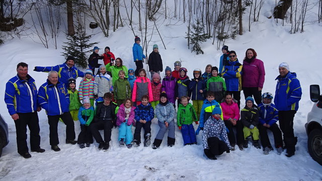 Die Naturfreunde Grieskirchen mit den Kindern beim heurigen Skikurs. | Foto: Kunze