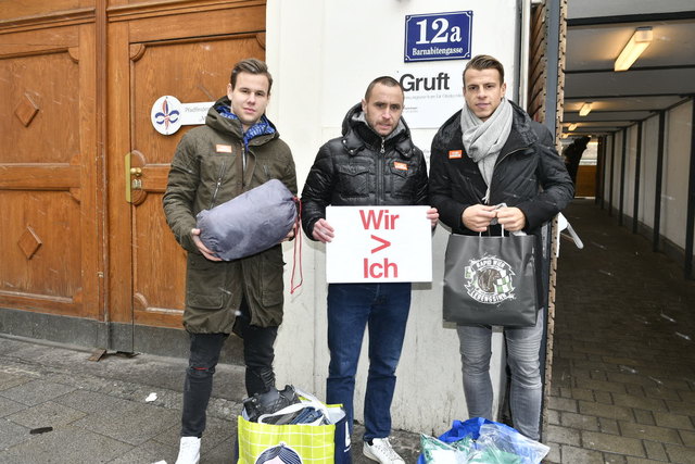 Nationalspieler Louis Schaub, Ehrenkapitätn Steffen Hofmann und Kapitän Stefan Schwab am Freitag in der Gruft.