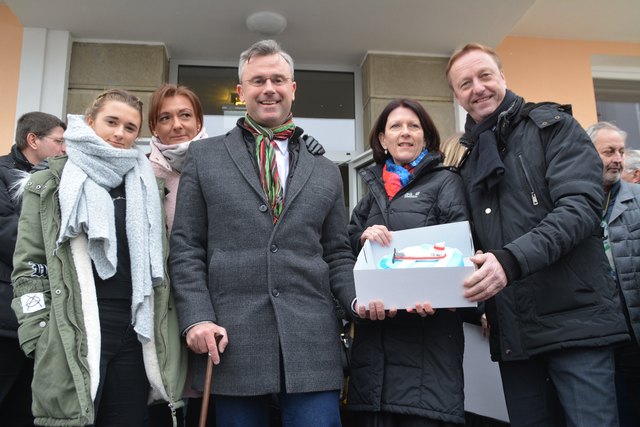Eine Fliegertorte gab es für Norbert Hofer von LH-Stv. Johann Tschürtz.