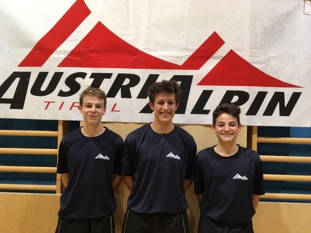 Nachwuchsspieler Simon Gleirscher, Fabian Kindl und David Kandler kämpfen für den TSV AustriAlpin Fulpmes an der Tischtennisplatte