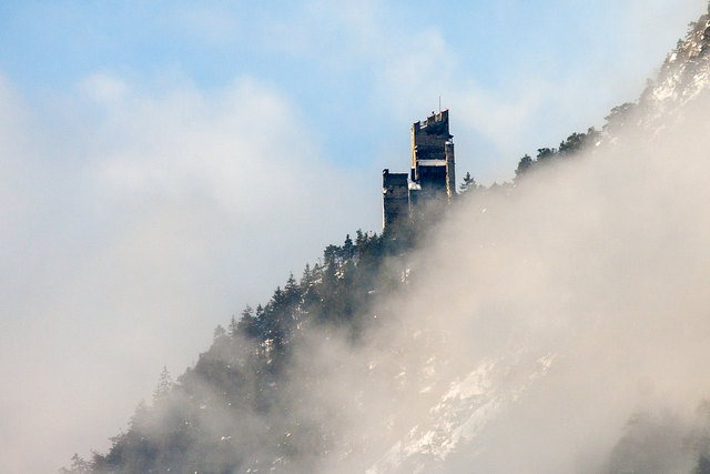 Der sich auflösende Hangnebel verspricht einen noch schönen Schitag. Burg Schrofenstein. © Günter Kramarcsik