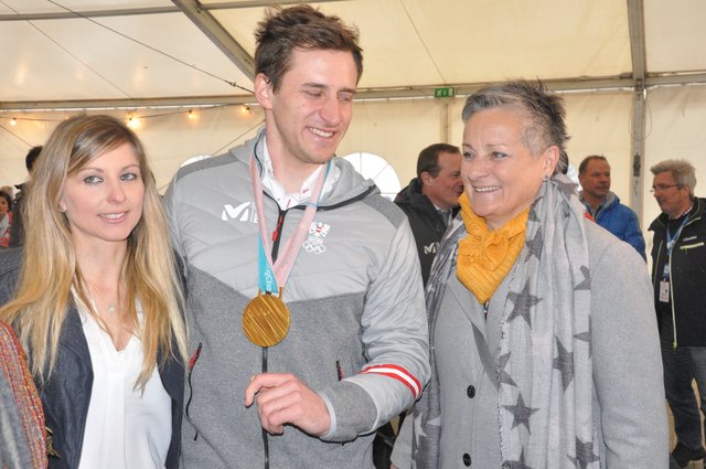 Noch ein Versuch: Mayer mit seinen Lieben