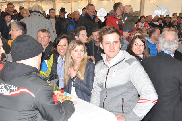 Mayer am Tisch mit seiner Familie