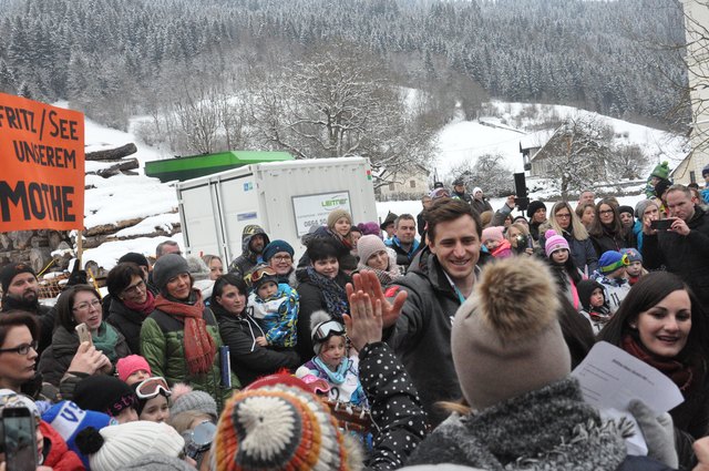 Mayer inmitten des Trubels