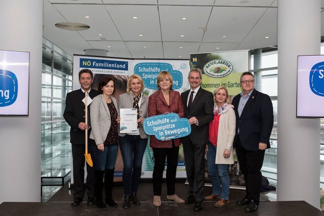 Stadtrat Willibald Glaser, VOL Regine Ölzant, Volksschuldirektorin Regina Luttenberger, Landesrätin Barbara Schwarz, Landesrat Karl Wilfing, vVL Andrea Weber, Stadtrat Michael Preissl | Foto: NLK
