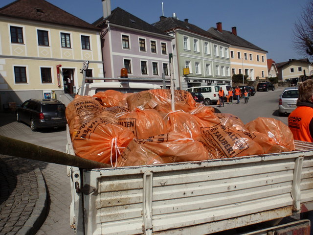 Im Frühjahr türmen sich die Müllsäcke in Steinakirchen. | Foto: privat