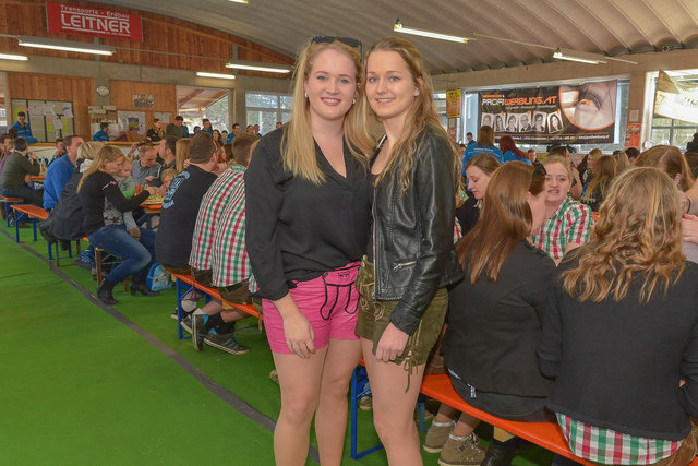 Vera und Vicky (v.l.) hatten Spaß bei der Mostkost