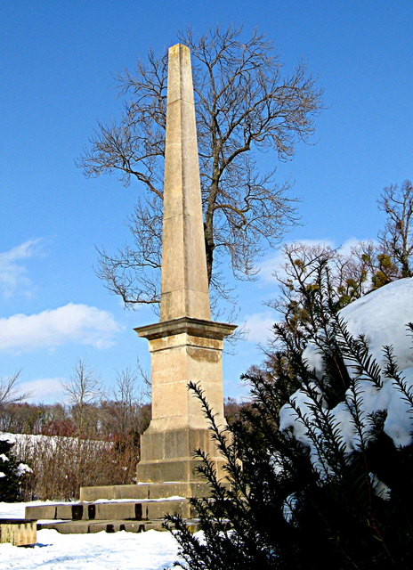 Am höchsten Punkt des Schlossparkes steht dieser Obelisk zur Erinnerung an die sehr jung verstorbene Lady Sarah Child-Villiers of Jersey.  Fürst Nikolaus III. Esterhàzy ließ dieses Denkmal für sie im Jahre 1871 errichten.